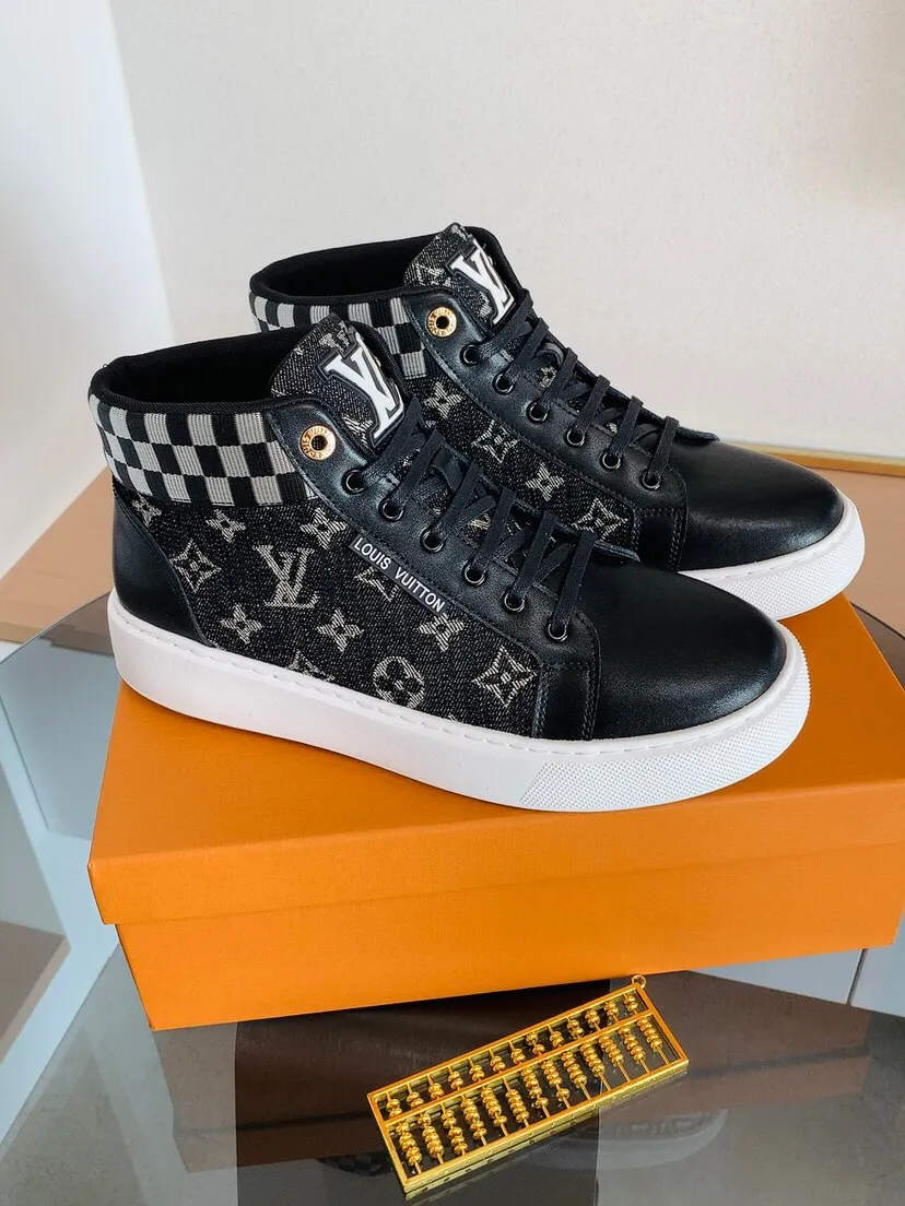 Factory price 440. [LV] Louis Vuitton's new high-top men's genuine leather casual shoes, foamed light sole. The highest version on the market, any comparison is welcome🆚! The original leather has excellent texture and is super high-end! Fetal sheep net lining imported from Italy, removable pad! Luxurious materials and fine workmanship, highly recommended! Code number: 38-44